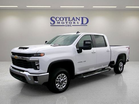 Used 2025 Chevrolet Silverado 2500 LT w/ Convenience Package AWD/4WD image 2