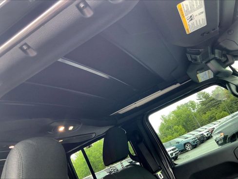 Used 2025 Jeep Wrangler Unlimited Sahara w/ Safety Group AWD/4WD image 11