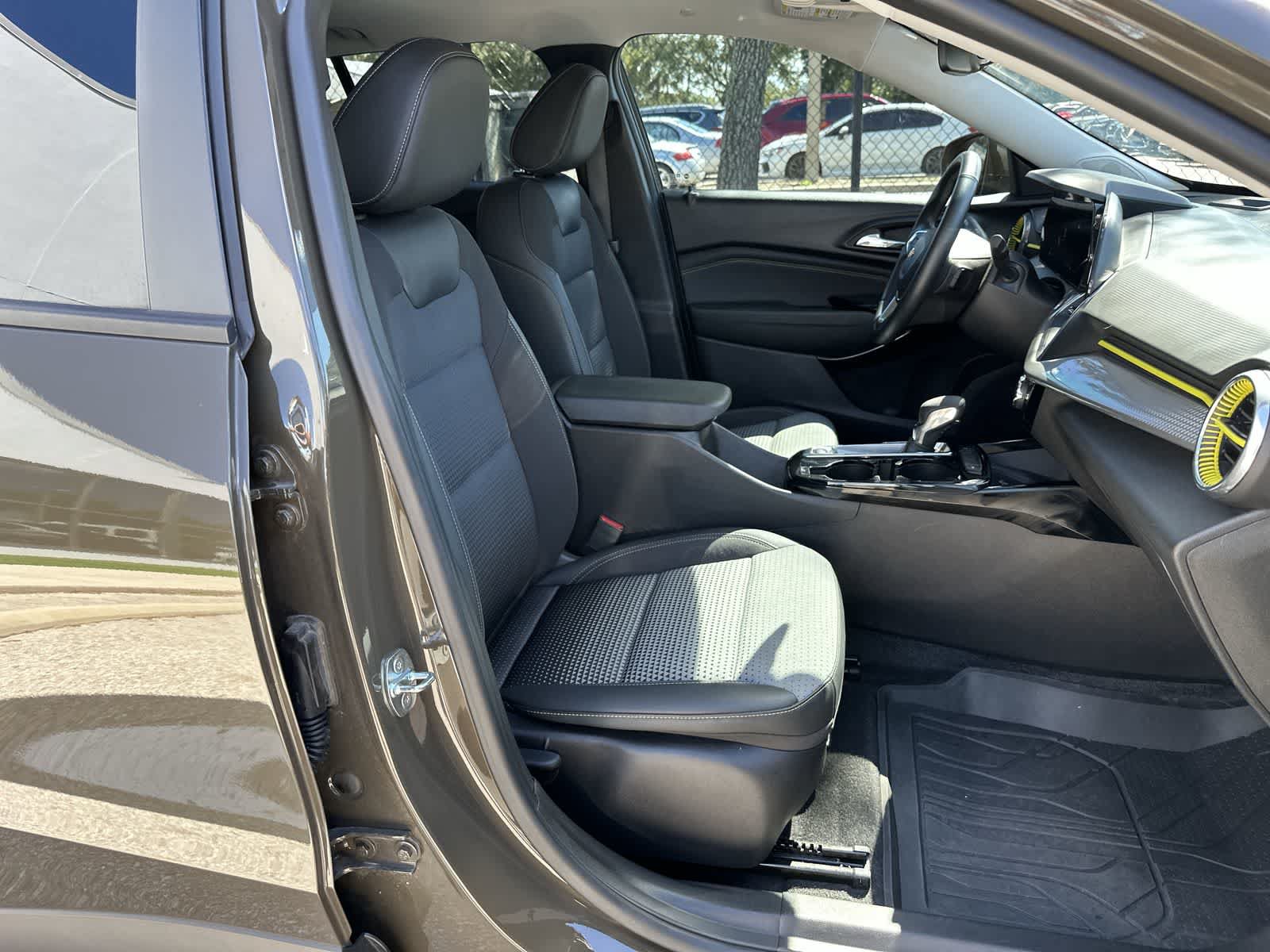 Used 2024 Chevrolet Trax LT w/ Sunroof Package FWD image 9