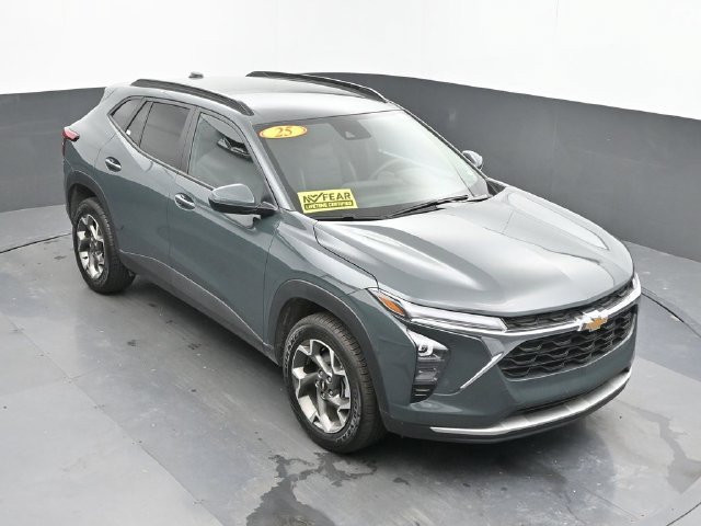 Used 2025 Chevrolet Trax LT FWD image 37
