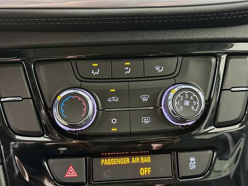 Used 2022 Buick Encore Preferred AWD/4WD image 22
