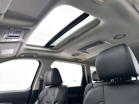 Used 2024 Kia Telluride EX w/ EX Captain's Chair Package image 3