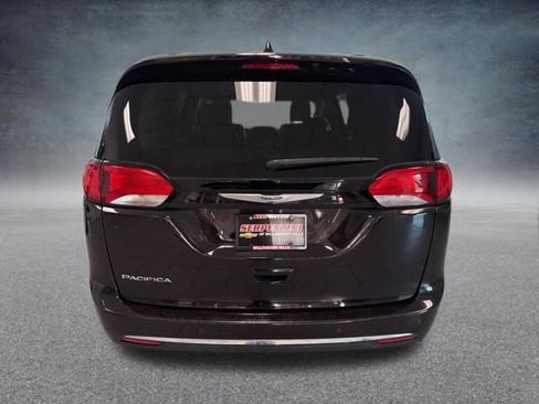 Used 2019 Chrysler Pacifica Touring-L image 5