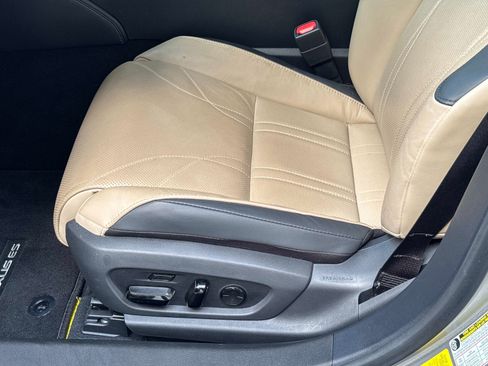 Used 2021 Lexus ES 300h Ultra Luxury w/ Accessory Package 2 FWD image 19