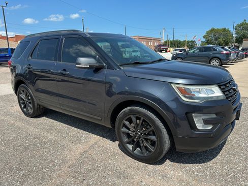 Used 2017 Ford Explorer XLT w/ Equipment Group 202A AWD/4WD image 8