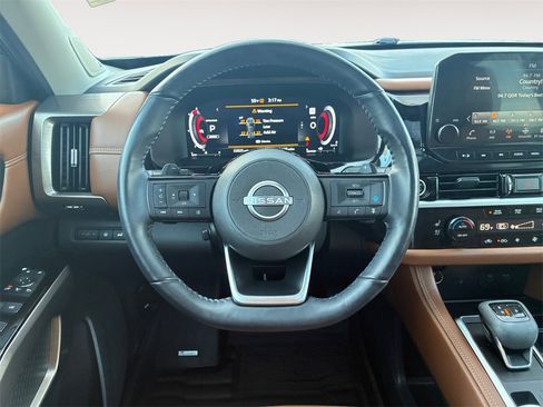 Used 2024 Nissan Pathfinder Platinum image 12