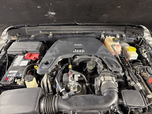 Used 2021 Jeep Wrangler Unlimited Sahara AWD/4WD image 9