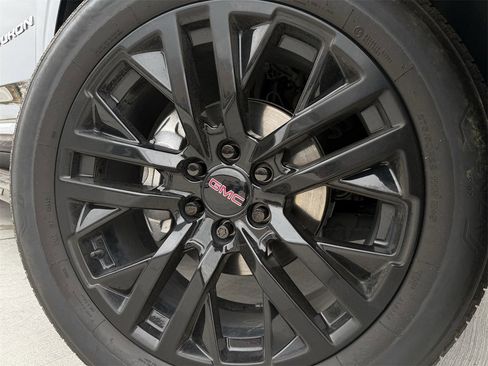 Used 2022 GMC Yukon XL SLT w/ SLT Premium Package image 8