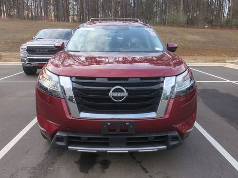 Used 2023 Nissan Pathfinder SL image 2