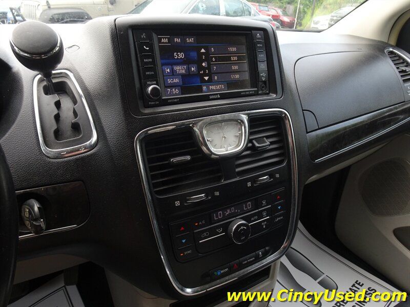Used 2016 Chrysler Town & Country Touring FWD image 21