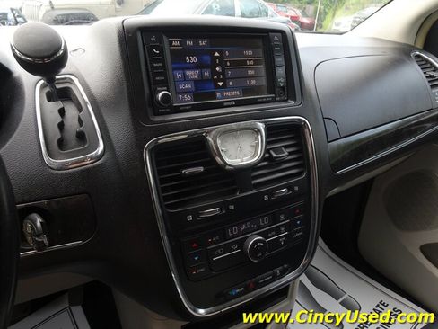 Used 2016 Chrysler Town & Country Touring FWD image 21