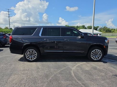 Used 2023 GMC Yukon XL Denali Ultimate AWD/4WD image 3