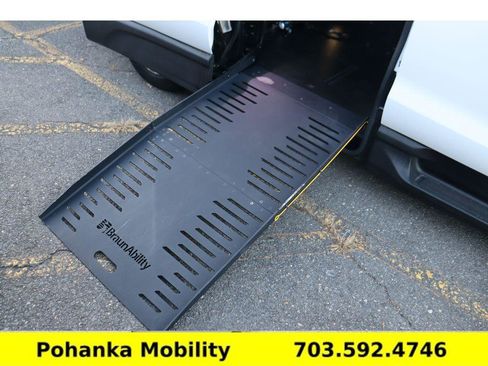 Used 2020 Chrysler Voyager L image 28