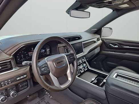 Used 2024 GMC Yukon XL Denali AWD/4WD image 11