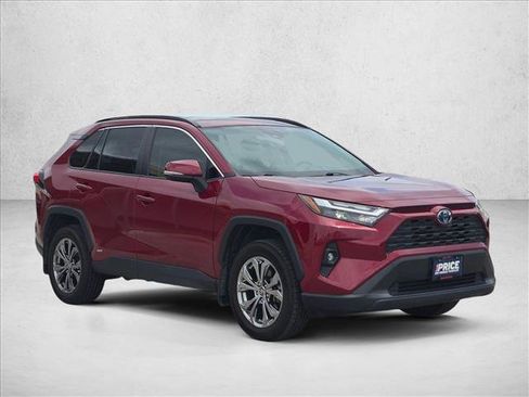 Used 2022 Toyota RAV4 XLE Premium AWD/4WD image 3