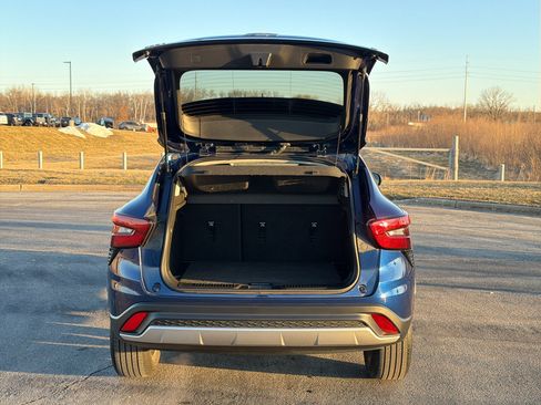 Used 2024 Chevrolet Trax LT w/ Sunroof Package FWD image 37
