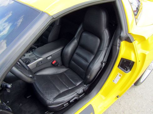 Used 2006 Chevrolet Corvette Coupe w/ Preferred Equipment Group RWD image 9
