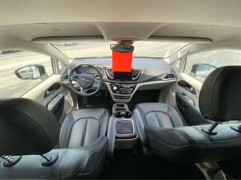 Used 2024 Chrysler Pacifica Touring-L FWD image 22