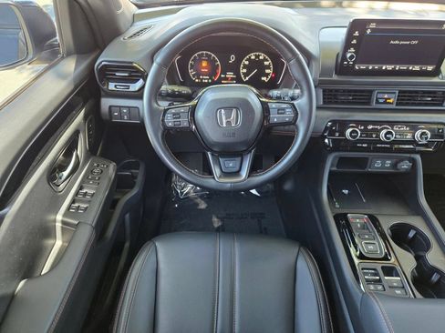 Used 2025 Honda Pilot TrailSport image 14
