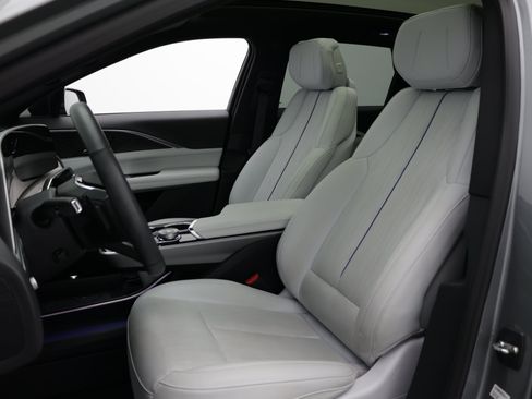 Used 2024 Cadillac Lyriq Luxury RWD image 15