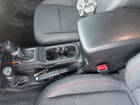 Used 2024 Jeep Gladiator Rubicon w/ Technology Group image 15