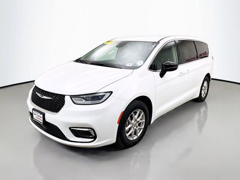 Used 2024 Chrysler Pacifica Touring-L image 3