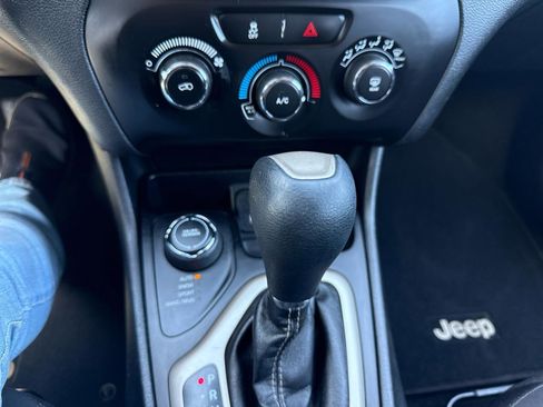 Used 2018 Jeep Cherokee Latitude image 18