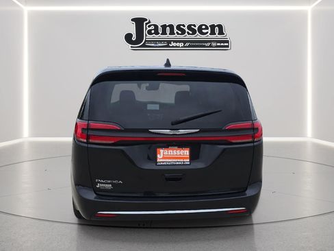 Used 2023 Chrysler Pacifica Touring-L FWD image 4