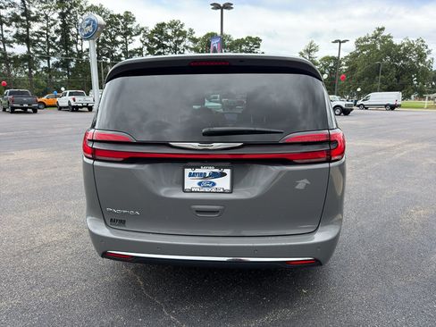 Used 2025 Chrysler Pacifica Select FWD image 7