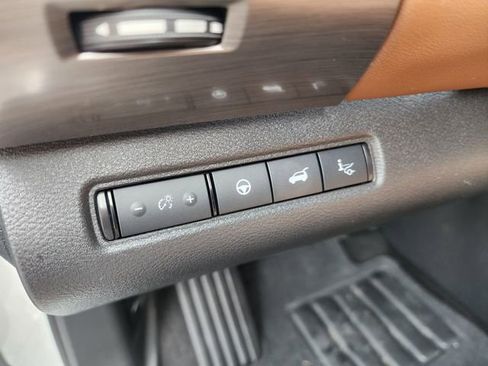 Used 2024 Nissan Pathfinder Platinum w/ Cargo Package image 12