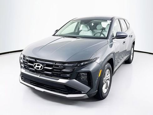 Certified 2025 Hyundai Tucson SE image 4