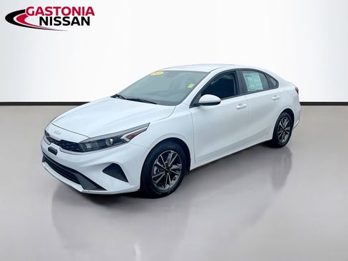 Used 2023 Kia Forte LXS image 3