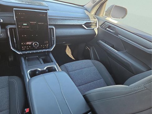 Used 2025 GMC Acadia Elevation image 13