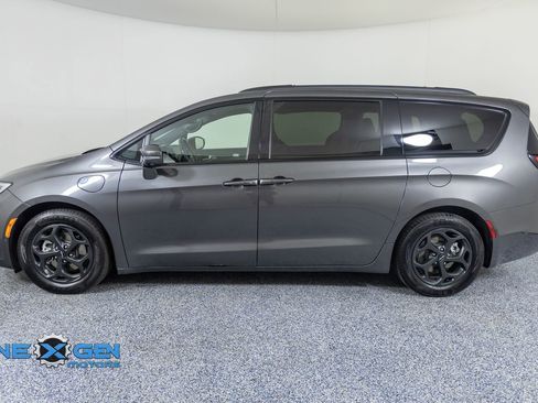 Used 2021 Chrysler Pacifica Limited w/ Uconnect Theater Family Group FWD image 4