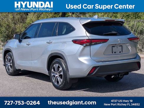 Used 2020 Toyota Highlander XLE FWD image 3