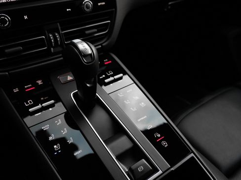 Certified 2026 Porsche Macan AWD/4WD image 22