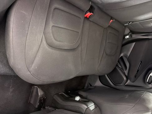 Used 2020 Jeep Renegade Latitude FWD image 19