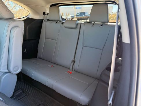 Used 2024 Toyota Highlander Limited image 27