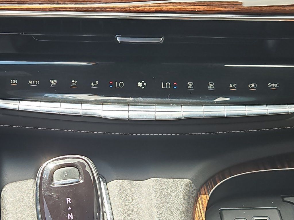 Used 2022 Cadillac Escalade ESV Premium Luxury AWD/4WD image 21