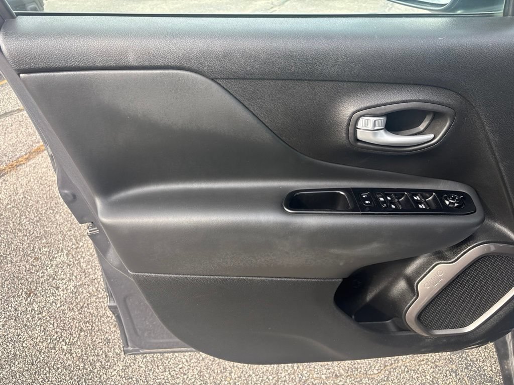 Used 2023 Jeep Renegade Latitude AWD/4WD image 17