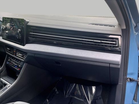 Used 2025 Volkswagen Jetta SE FWD image 19