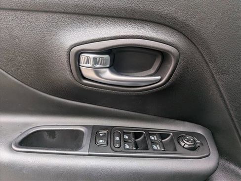 Used 2022 Jeep Renegade Altitude w/ Convenience Group AWD/4WD image 15