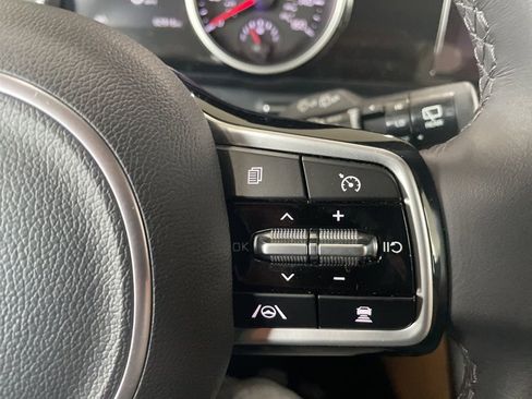 Used 2023 Kia Carnival EX FWD image 22
