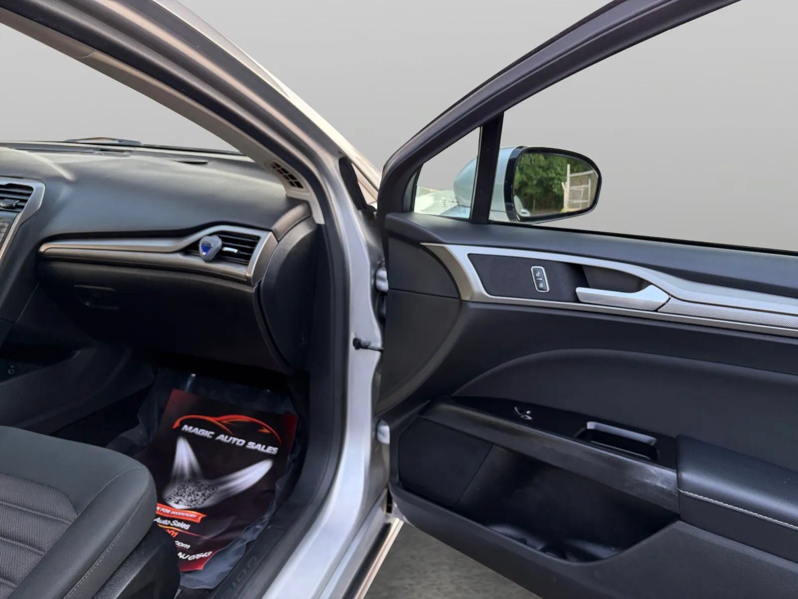 Used 2017 Ford Fusion SE FWD image 19