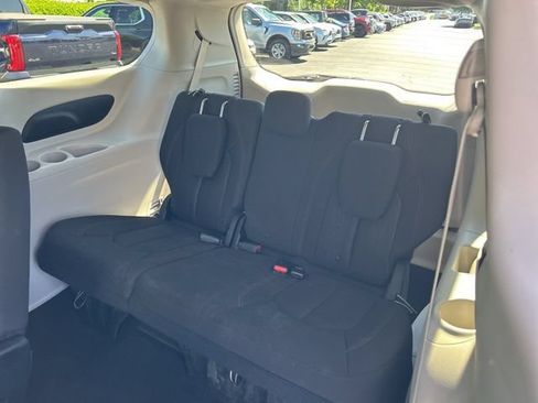 Used 2017 Chrysler Pacifica Touring FWD image 17