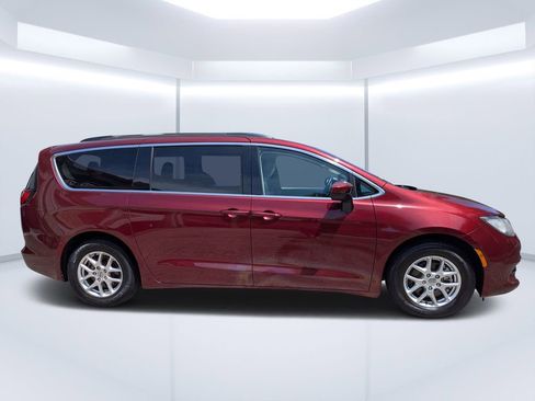 Used 2021 Chrysler Voyager Lxi FWD image 2