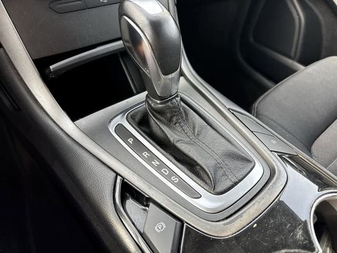 Used 2018 Ford Edge SE FWD image 15