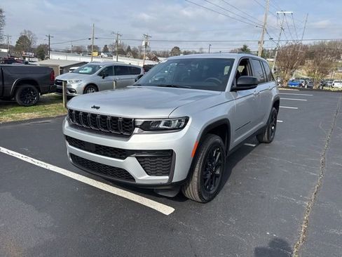 New 2026 Jeep Grand Cherokee Altitude image 3
