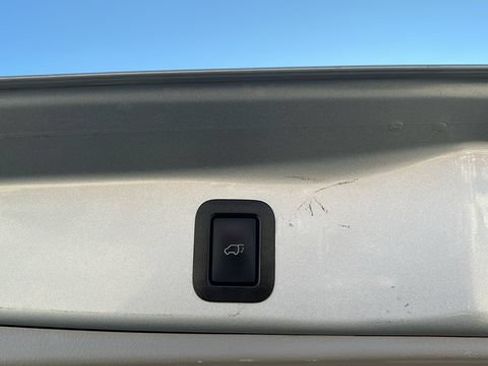Used 2019 Toyota Highlander Plus w/ Carpet Mat Package (TMS) FWD image 25
