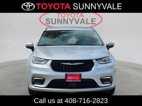 Used 2023 Chrysler Pacifica Touring-L image 11